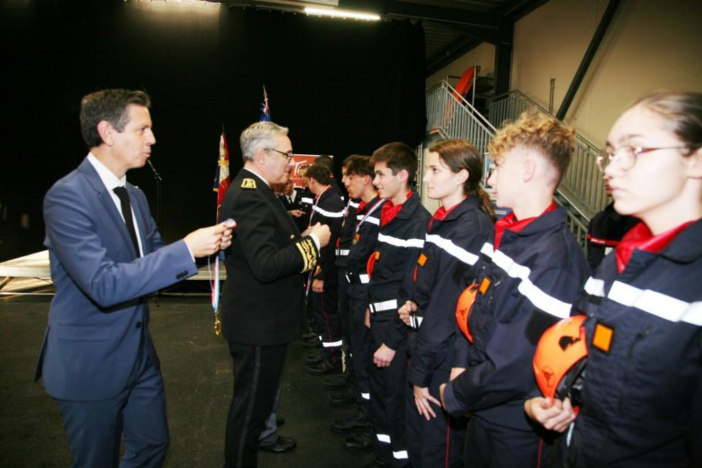 Remise des médailles . de G à D : Christophe Ramond Président du Conseil départemental, Laurent Buchaillat Préfet du Tarn